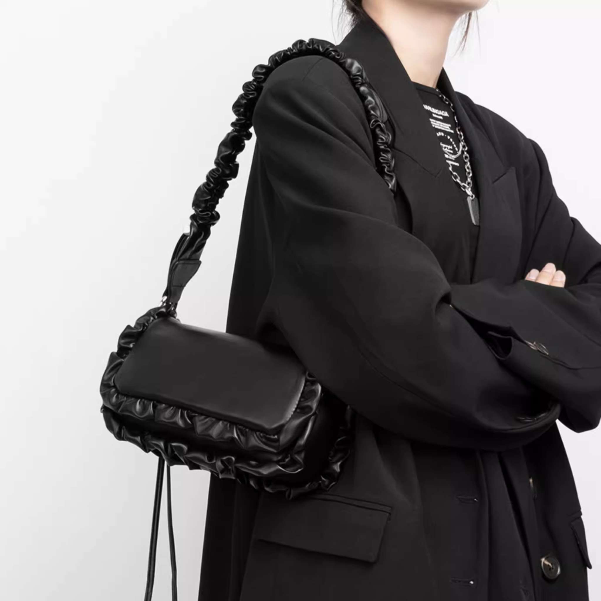 GATHER HAND BAG