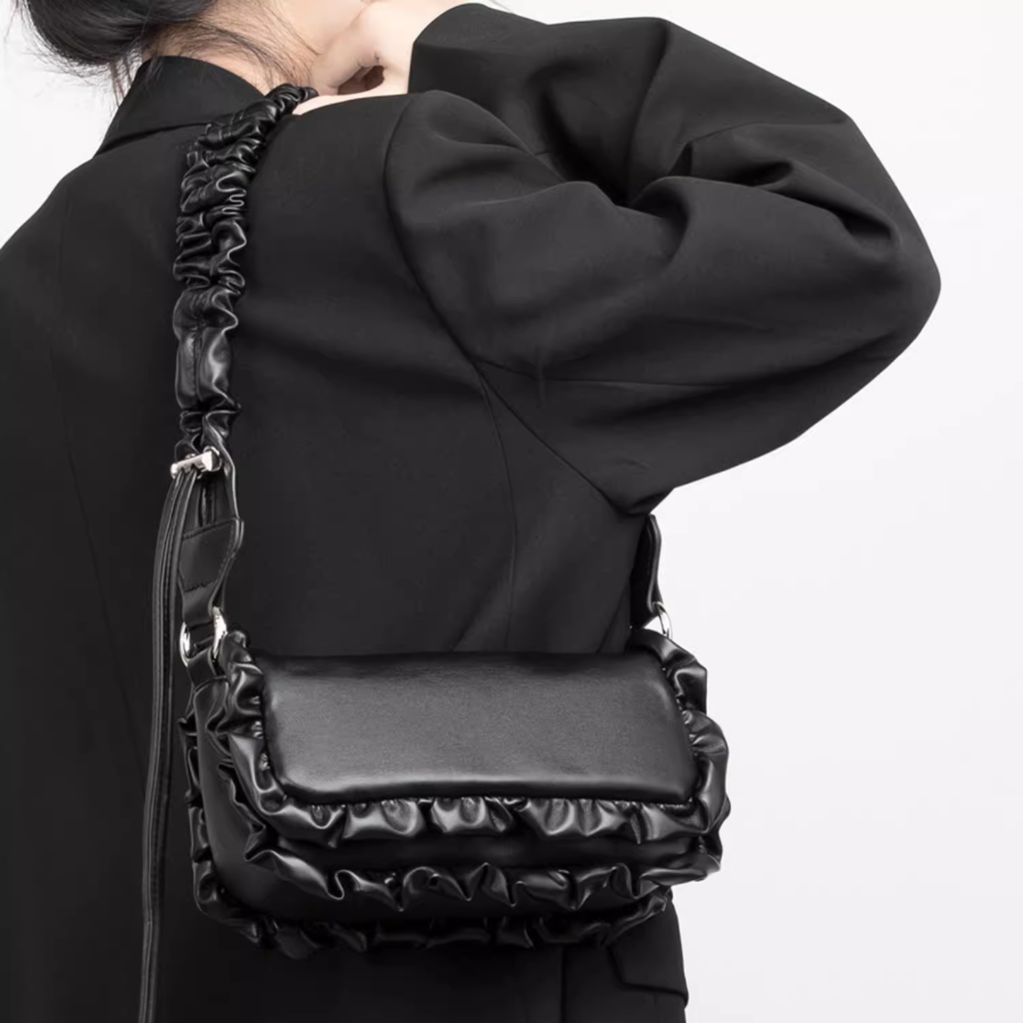 GATHER HAND BAG