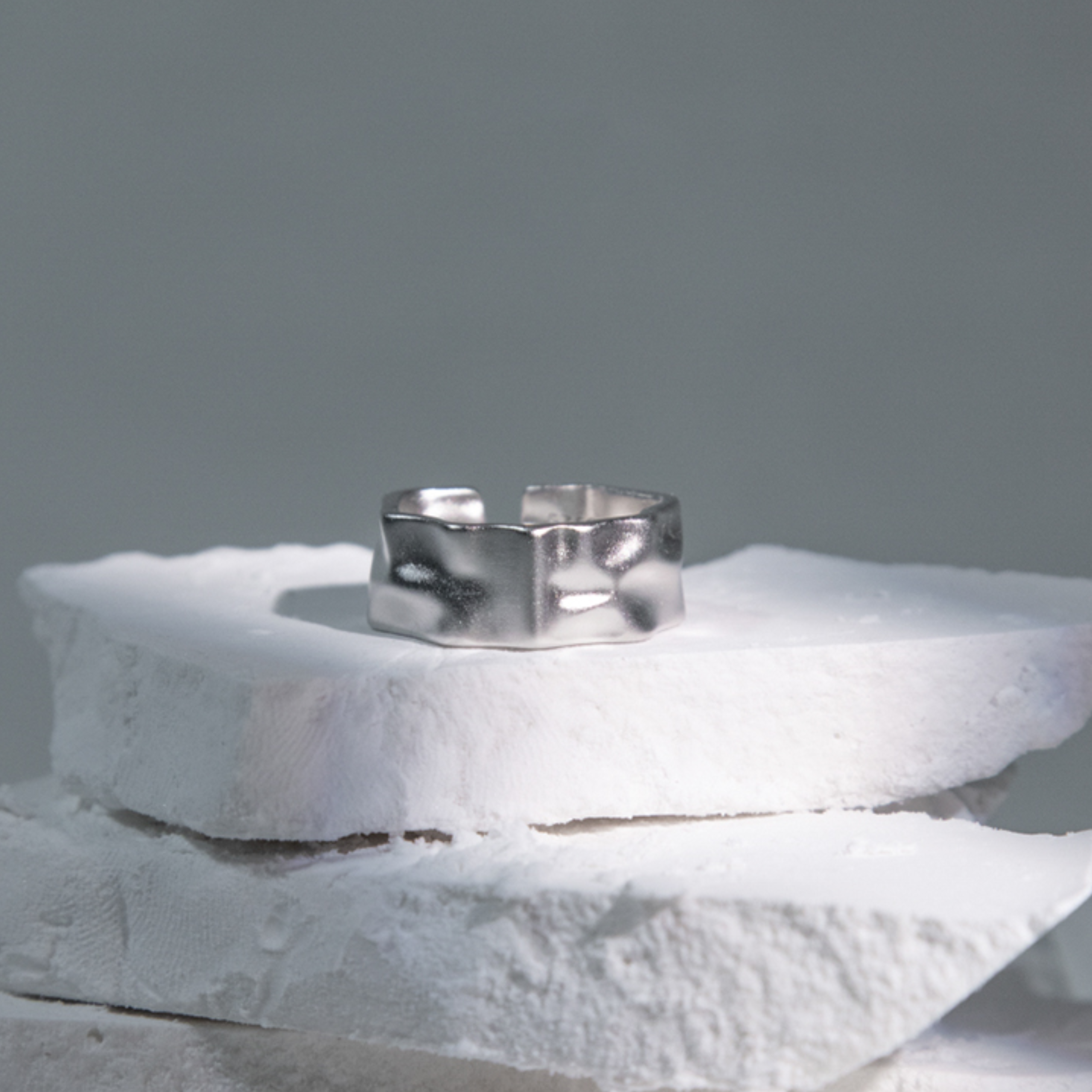 MODERN RING