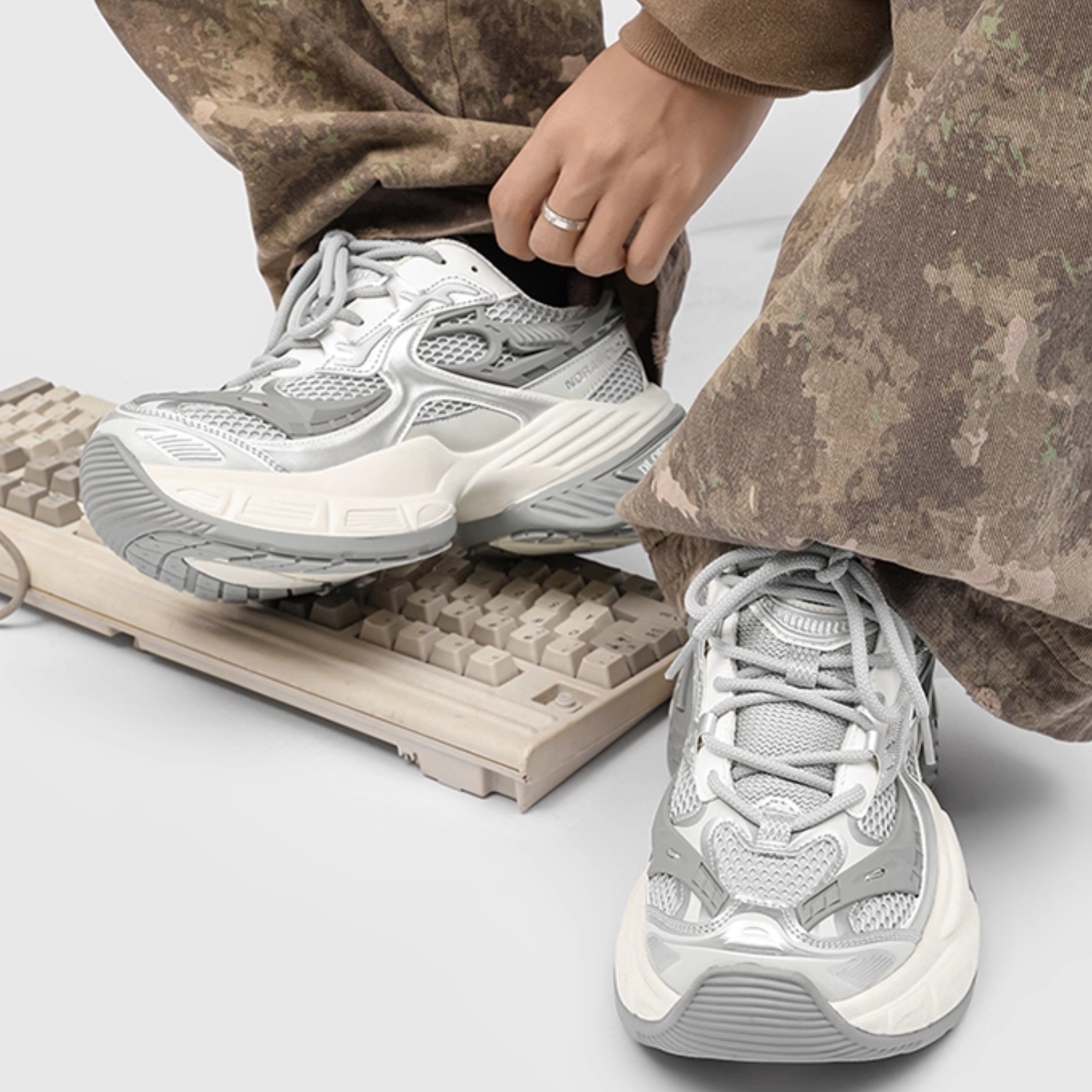 GRAVITY FLUX CHUNKY SNEAKERS / WHITE×SILVER