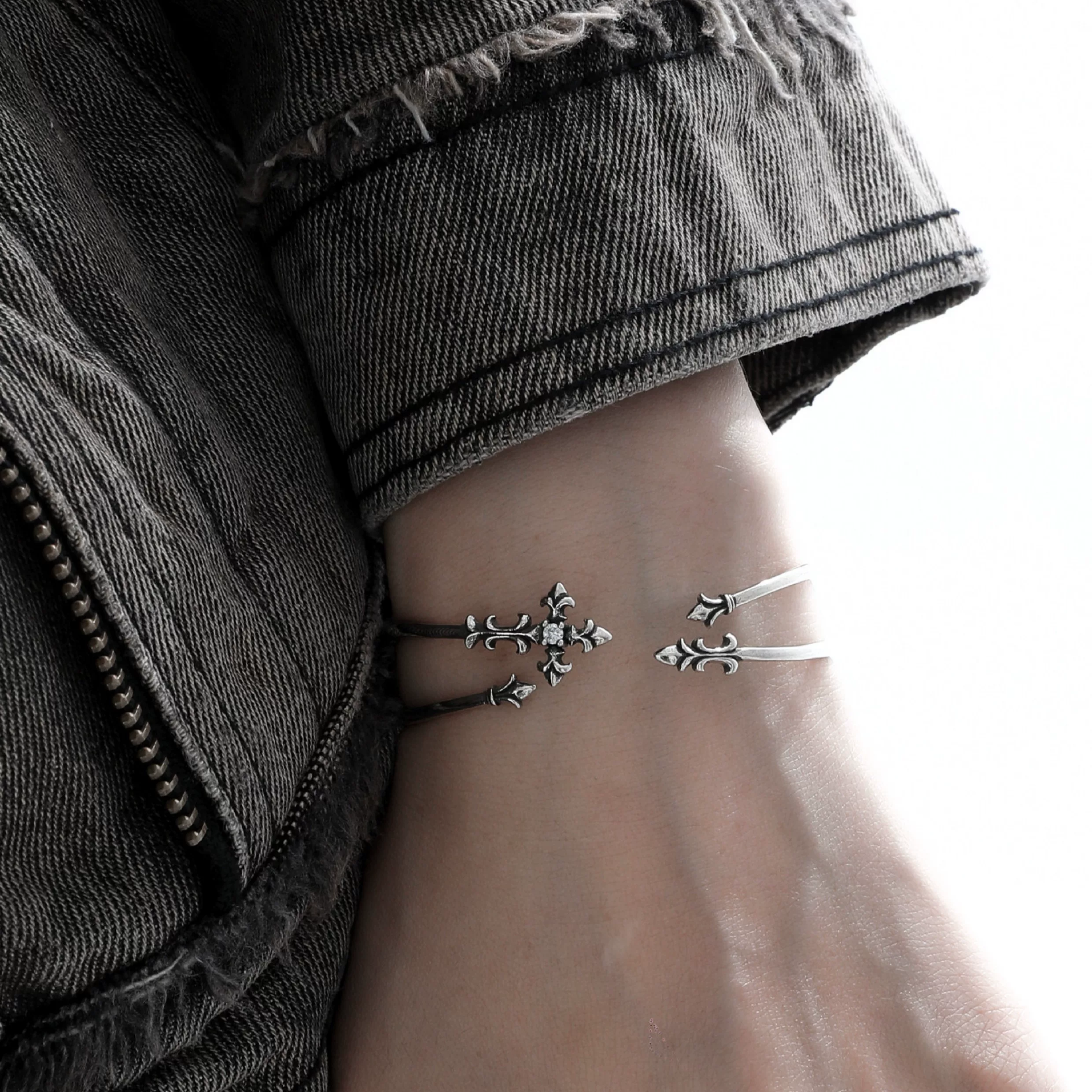 CRUCIFIX CROSS TWIST BRACELET[SET ITEM]