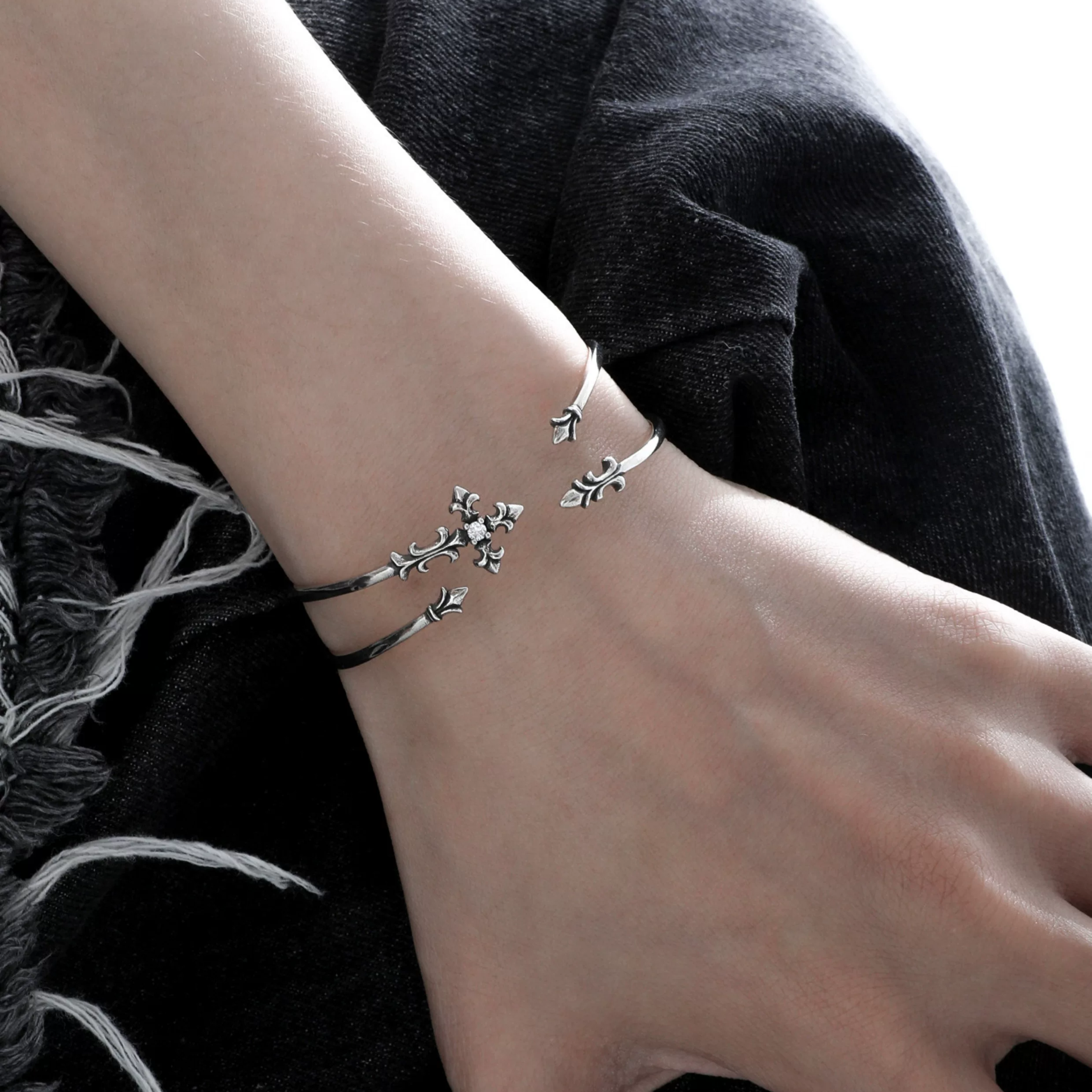 CRUCIFIX CROSS TWIST BRACELET[SET ITEM]